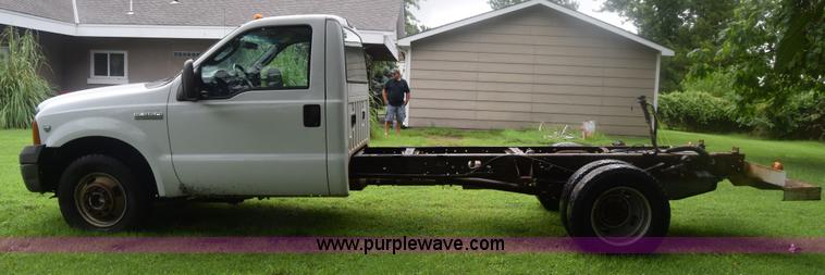 image for item K2862 2006 Ford F350 Super Duty pickup truck cab and chassis