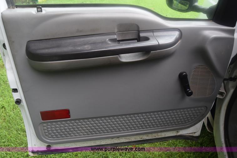 image for item K2862 2006 Ford F350 Super Duty pickup truck cab and chassis