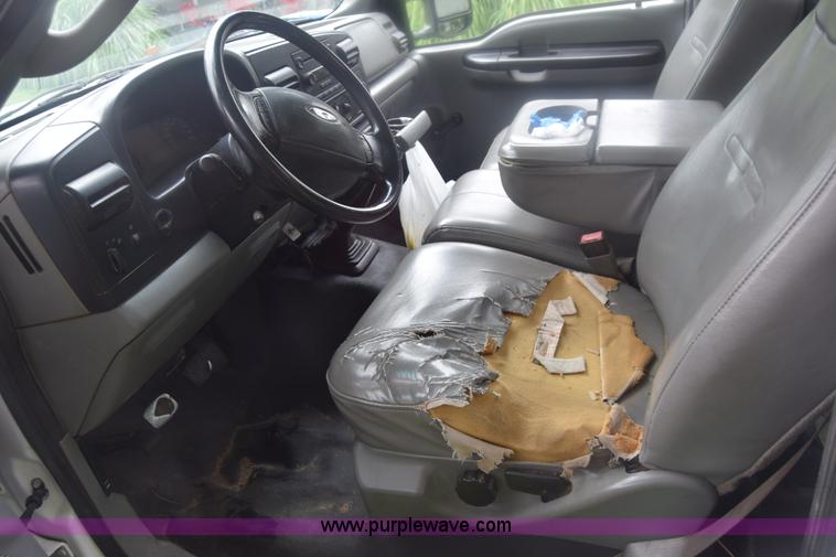 image for item K2862 2006 Ford F350 Super Duty pickup truck cab and chassis