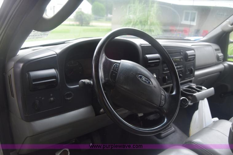 image for item K2862 2006 Ford F350 Super Duty pickup truck cab and chassis