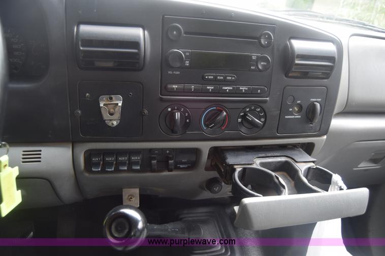 image for item K2862 2006 Ford F350 Super Duty pickup truck cab and chassis