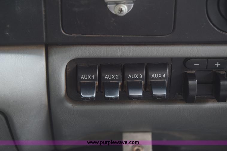 image for item K2862 2006 Ford F350 Super Duty pickup truck cab and chassis