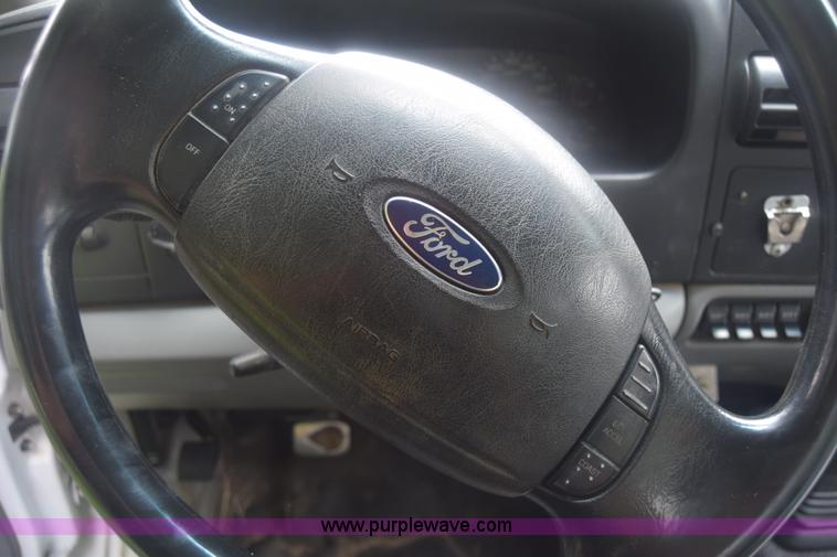 image for item K2862 2006 Ford F350 Super Duty pickup truck cab and chassis