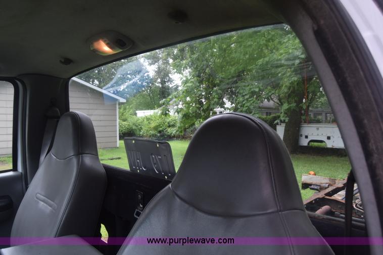 image for item K2862 2006 Ford F350 Super Duty pickup truck cab and chassis