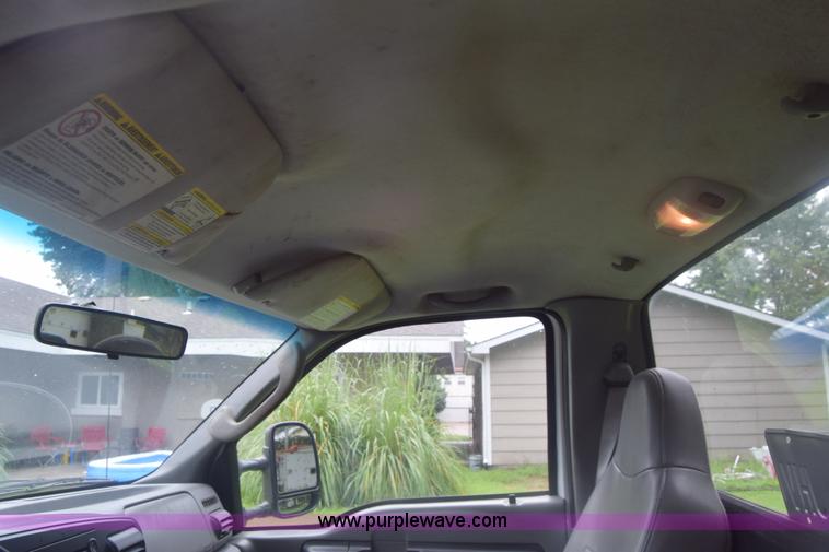 image for item K2862 2006 Ford F350 Super Duty pickup truck cab and chassis