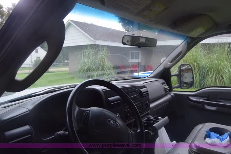 image for item K2862 2006 Ford F350 Super Duty pickup truck cab and chassis