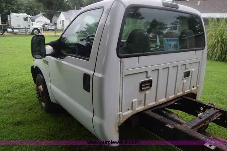 image for item K2862 2006 Ford F350 Super Duty pickup truck cab and chassis