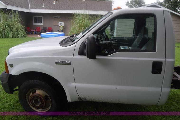 image for item K2862 2006 Ford F350 Super Duty pickup truck cab and chassis
