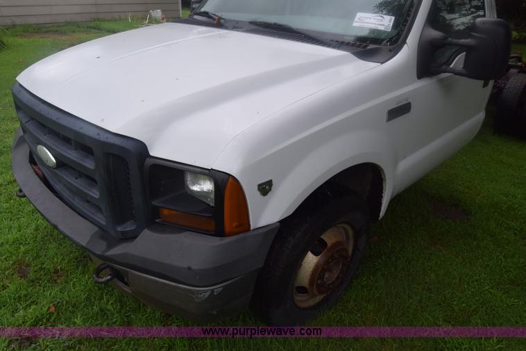 image for item K2862 2006 Ford F350 Super Duty pickup truck cab and chassis