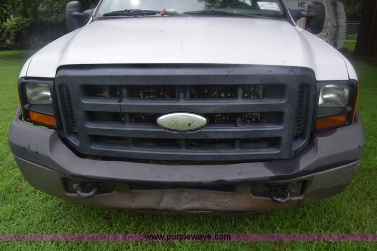 image for item K2862 2006 Ford F350 Super Duty pickup truck cab and chassis