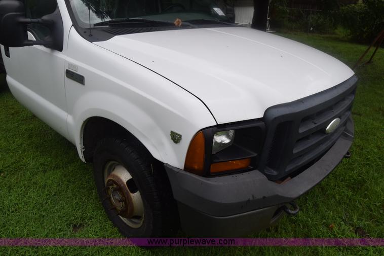 image for item K2862 2006 Ford F350 Super Duty pickup truck cab and chassis
