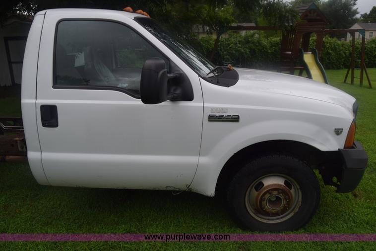 image for item K2862 2006 Ford F350 Super Duty pickup truck cab and chassis