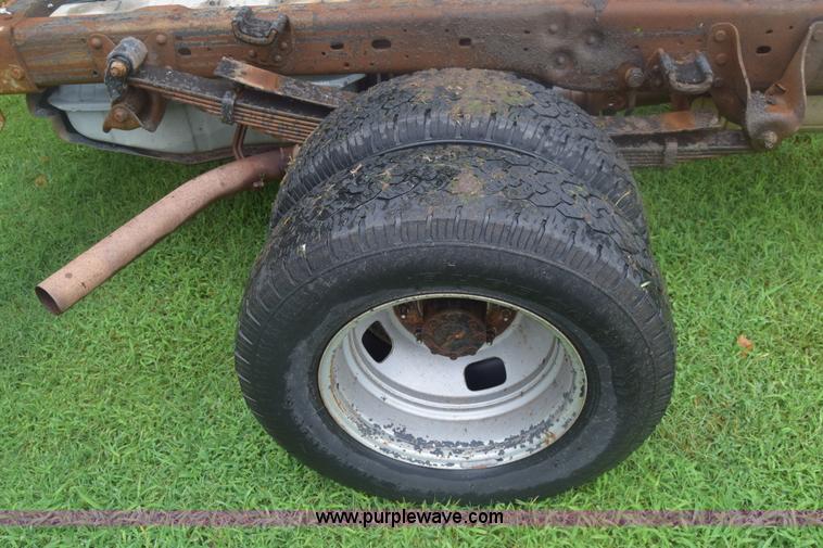 image for item K2862 2006 Ford F350 Super Duty pickup truck cab and chassis