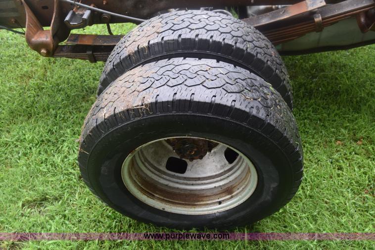 image for item K2862 2006 Ford F350 Super Duty pickup truck cab and chassis