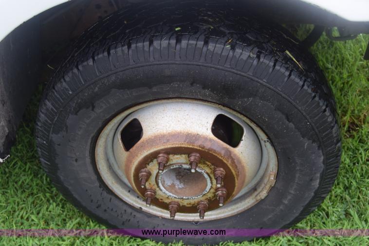 image for item K2862 2006 Ford F350 Super Duty pickup truck cab and chassis