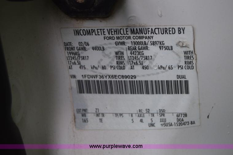 image for item K2862 2006 Ford F350 Super Duty pickup truck cab and chassis