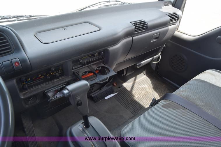 image for item K2877 2000 GMC W4500 box truck