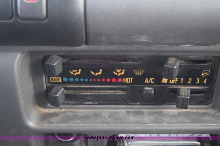 image for item K2877 2000 GMC W4500 box truck