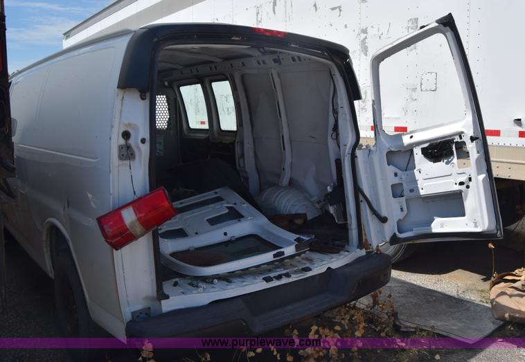 image for item K2878 2007 GMC Savanna G1500 van