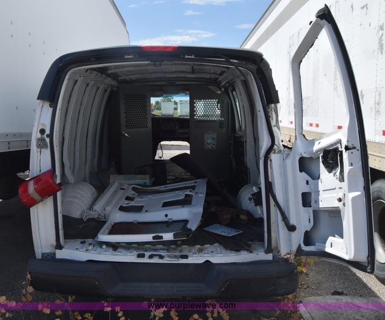 image for item K2878 2007 GMC Savanna G1500 van