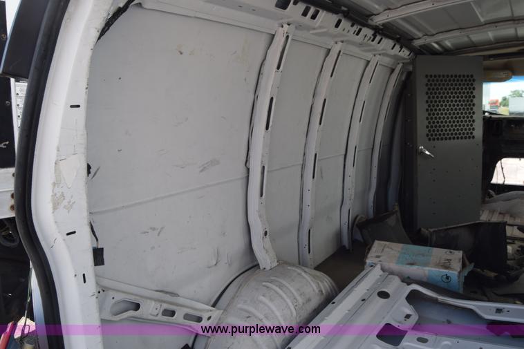 image for item K2878 2007 GMC Savanna G1500 van