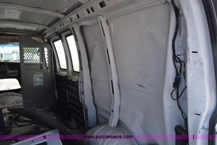 image for item K2878 2007 GMC Savanna G1500 van