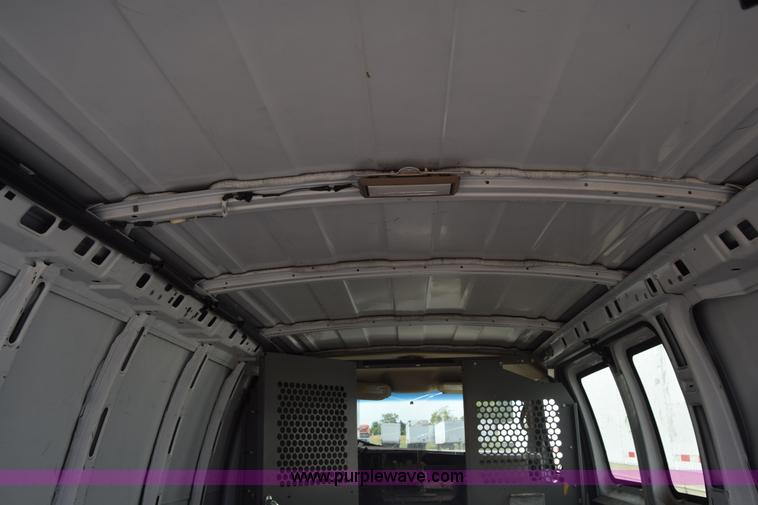 image for item K2878 2007 GMC Savanna G1500 van