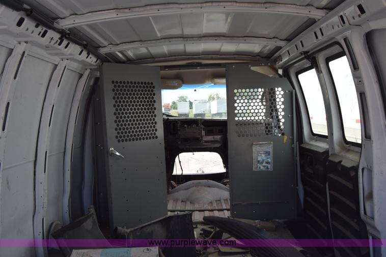 image for item K2878 2007 GMC Savanna G1500 van