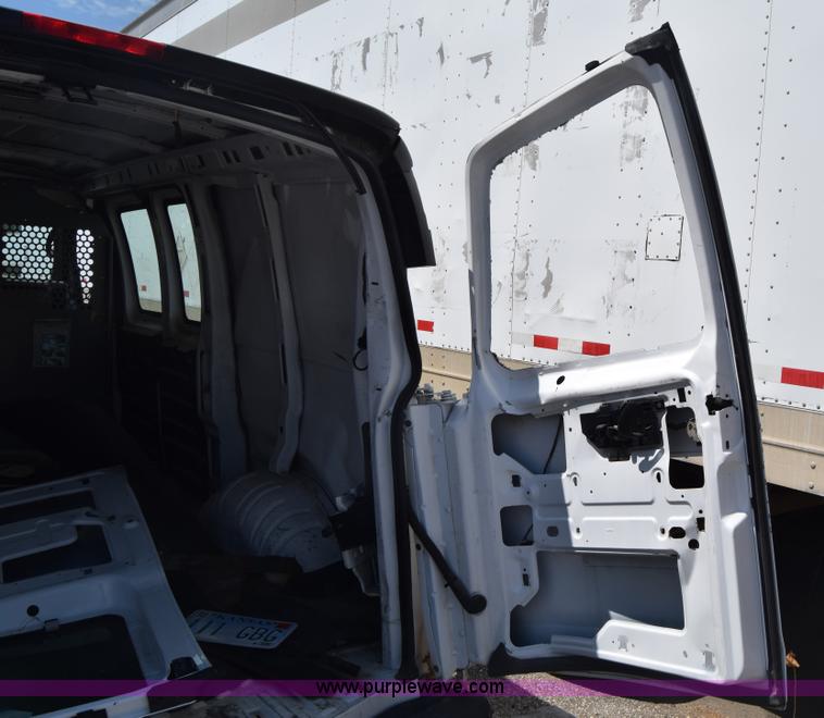 image for item K2878 2007 GMC Savanna G1500 van