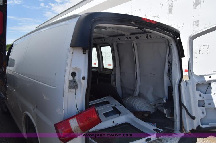 image for item K2878 2007 GMC Savanna G1500 van