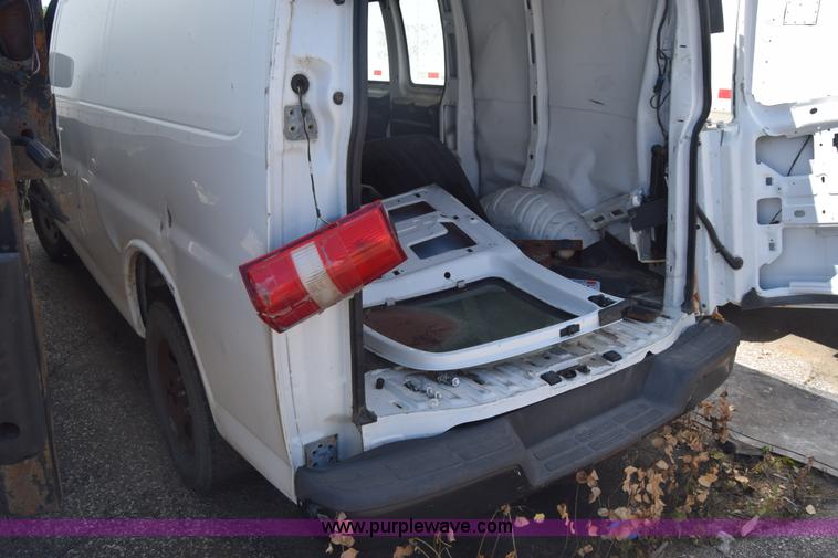 image for item K2878 2007 GMC Savanna G1500 van