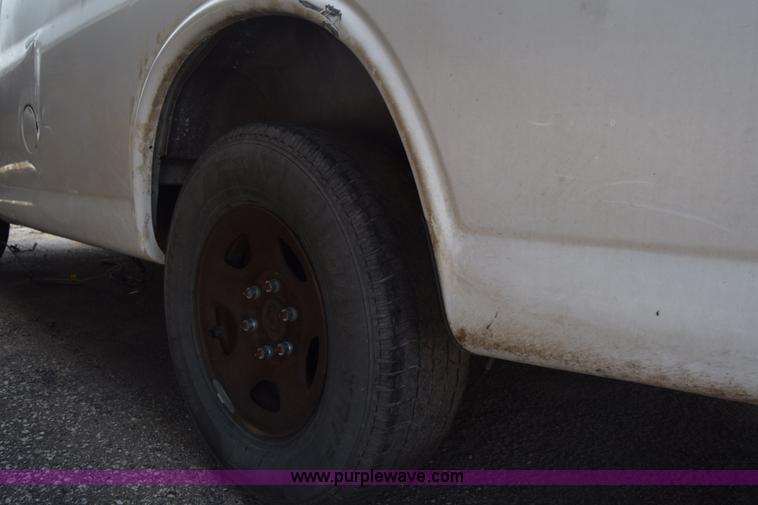 image for item K2878 2007 GMC Savanna G1500 van