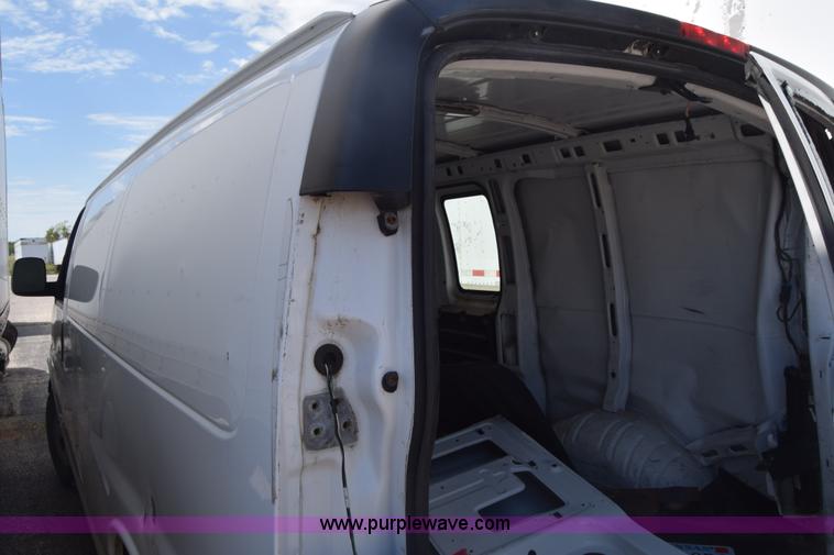 image for item K2878 2007 GMC Savanna G1500 van