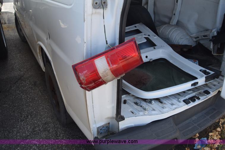 image for item K2878 2007 GMC Savanna G1500 van