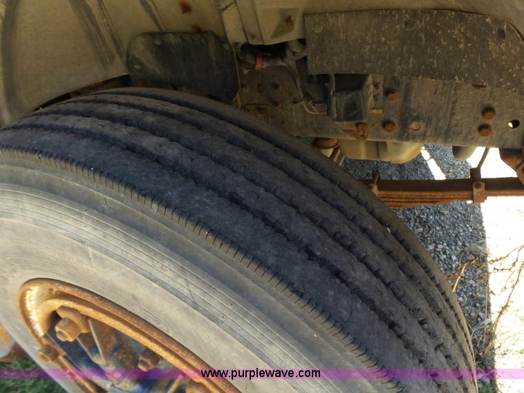 image for item K3141 1994 Ford B700 school bus