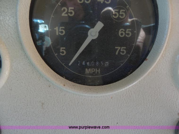 image for item K3143 1996 Ford B800 school bus