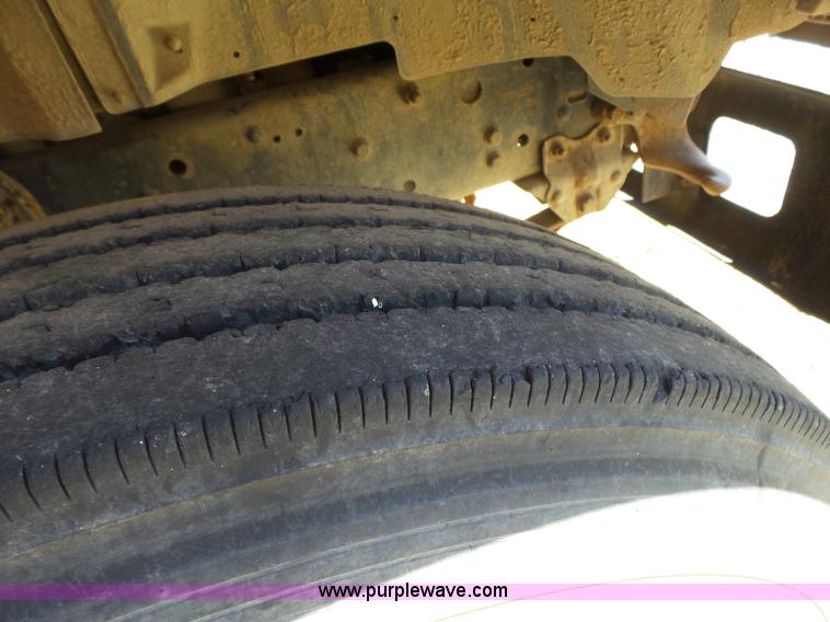 image for item K3143 1996 Ford B800 school bus