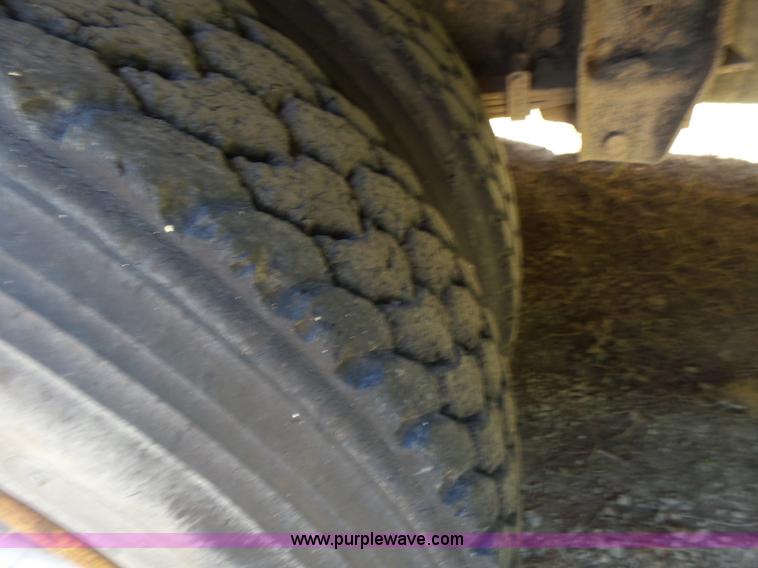 image for item K3143 1996 Ford B800 school bus