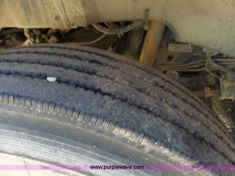 image for item K3143 1996 Ford B800 school bus