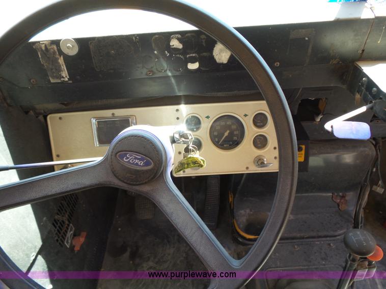 image for item K3144 1995 Ford B800 school bus