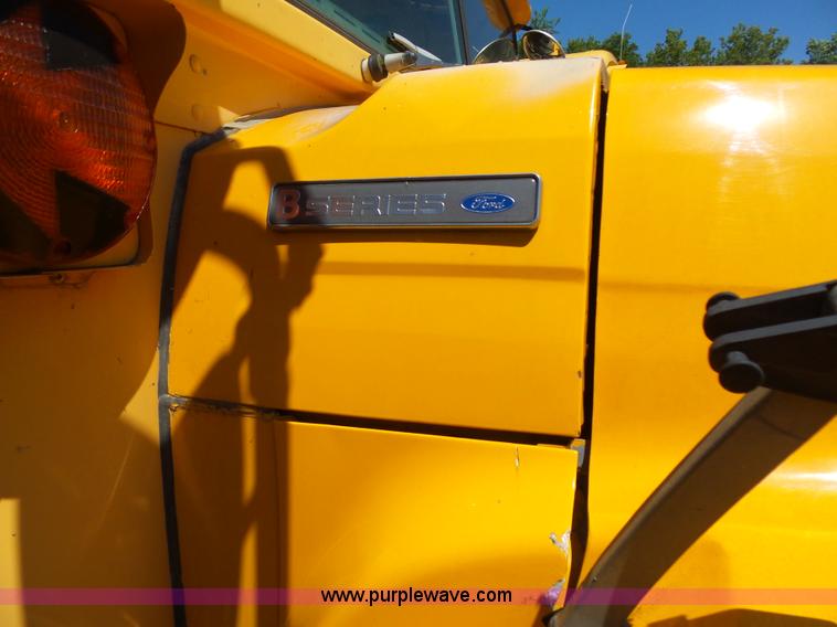 image for item K3144 1995 Ford B800 school bus