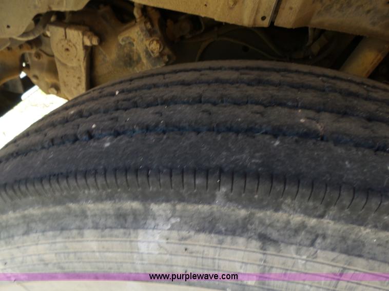 image for item K3144 1995 Ford B800 school bus