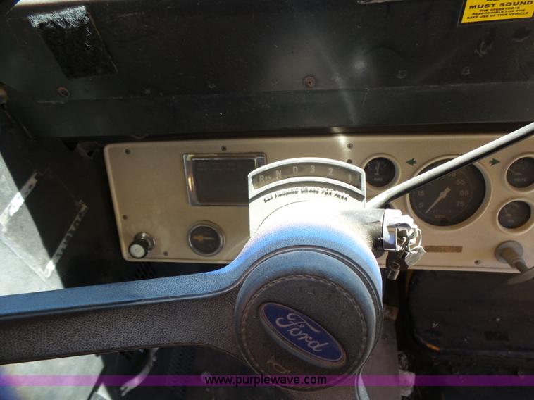 image for item K3145 1995 Ford B800 school bus