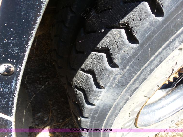 image for item K3145 1995 Ford B800 school bus