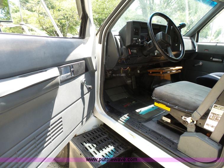 image for item K5331 1992 GMC TopKick delivery truck