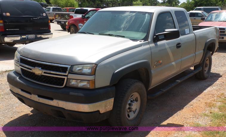 image for item K7063 2007 Chevrolet Silverado Classic 2500HD Ext. Cab pickup truck