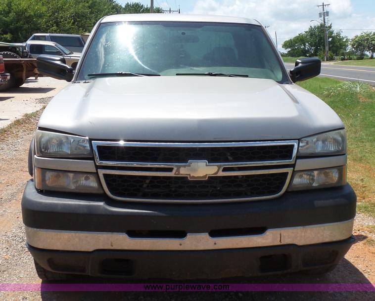 image for item K7063 2007 Chevrolet Silverado Classic 2500HD Ext. Cab pickup truck