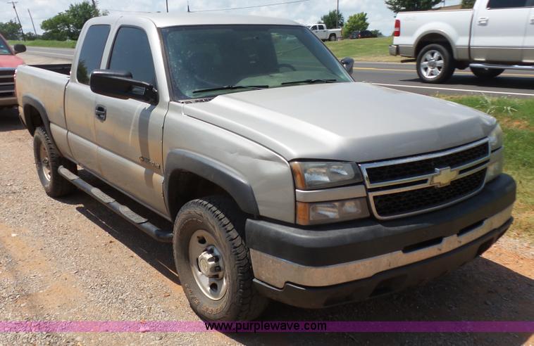 image for item K7063 2007 Chevrolet Silverado Classic 2500HD Ext. Cab pickup truck
