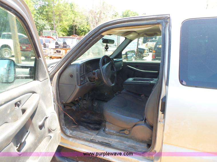 image for item K7063 2007 Chevrolet Silverado Classic 2500HD Ext. Cab pickup truck