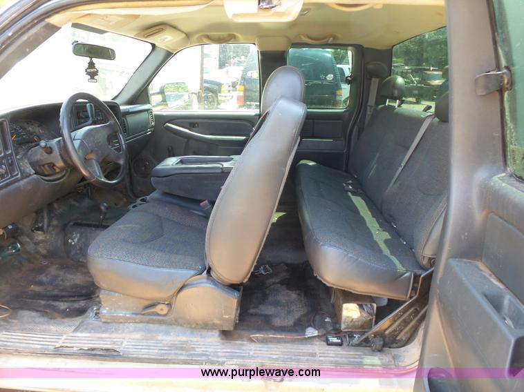 image for item K7063 2007 Chevrolet Silverado Classic 2500HD Ext. Cab pickup truck